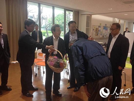 熊本大学を慰問に訪れた程永華大使
