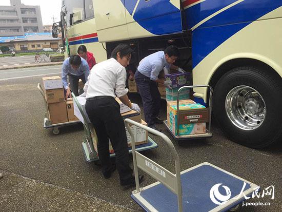 福岡と岐阜の在日華人 集めた救援物資を熊本の被災地へ