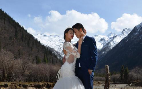 6組のカップルが高山で結婚写真を撮影　达古氷山