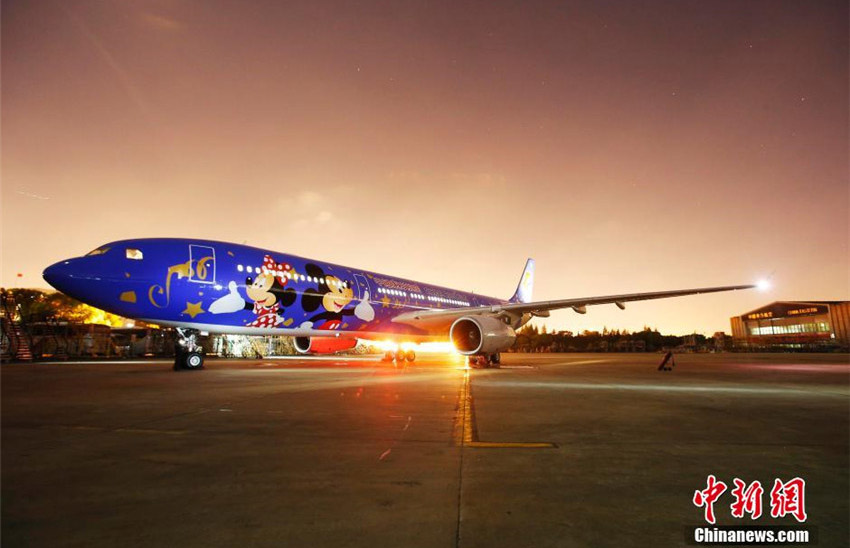上海ディズニーリゾート塗装の飛行機が登場