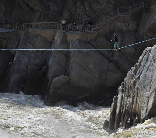 綱渡り選手が「虎跳峡」渡りに成功　雲南省