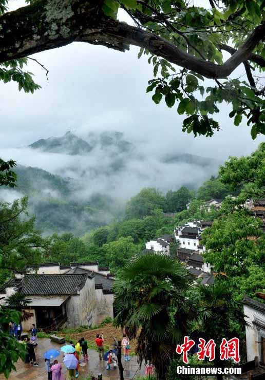 雨に煙る「中国で最も美しい村」、幻想的な世界を描く　江西省