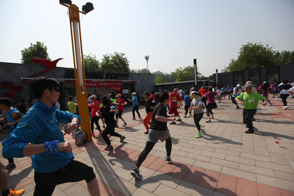 青空の下、北京朝陽公園で中日ランナーが交流