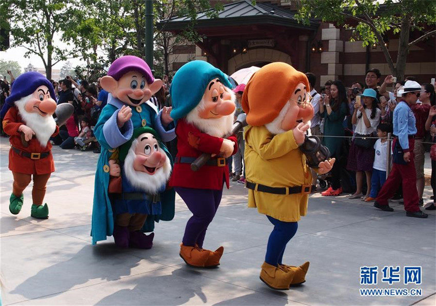 上海ディズニーランドのパレードカーが登場。