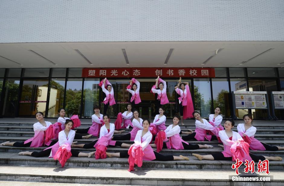 ダンス学科の卒業写真は見事な180度開脚　湖南省