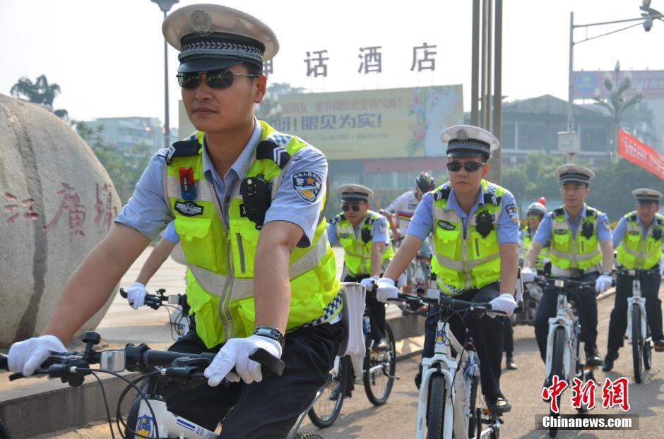 警察制式自転車でパトロール、環境保護を呼びかけ　四川省