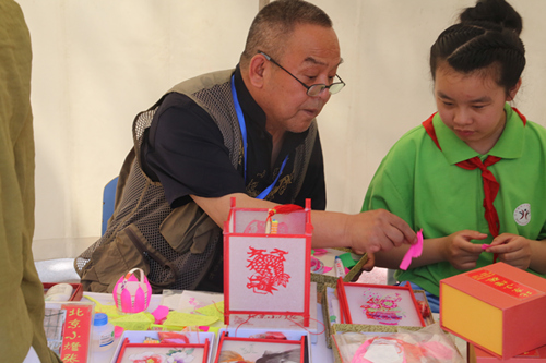 北京の小学校、無形文化遺産が生徒の「特別な技能」に