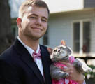 米国の男子高校生、恋人の代わりに飼い猫とプロムに出席