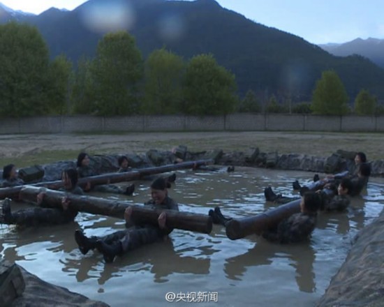 チベット女性兵士の訓練　水に浸かり30キロ以上の丸太抱え腹筋