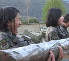 チベット女性兵士の訓練　水に浸かり30キロ以上の丸太抱え腹筋