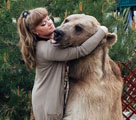 23歳の巨大クマと日々食卓を囲むロシア人夫婦