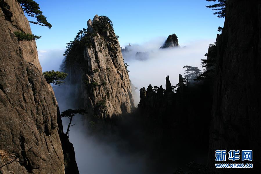 黄山に滝雲、珍しい景色が出現　安徽省