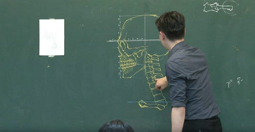 台湾のイケメン教師が描いた人体骨格図が話題に