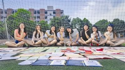 女子大生8人の卒業写真は百枚余りの証書と共に　四川省