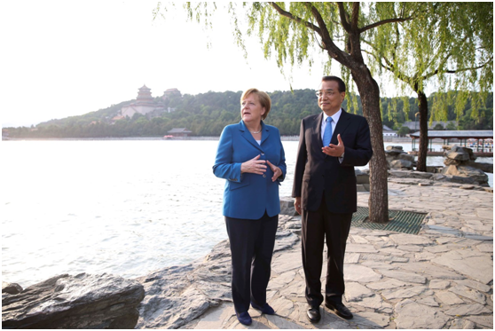 李克強総理とメルケル首相が頤和園を散歩