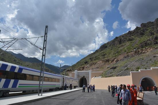 中国企業が「中央アジア一長いトンネル」建設　全区間で鉄道敷設