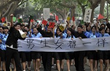 長安大学で「ドラマ風」の卒業写真　中華民国時代の熱血青年に扮する