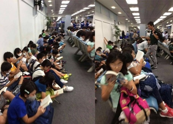 タイの空港待合室で熱心に本を読む日本人学生に称賛の声