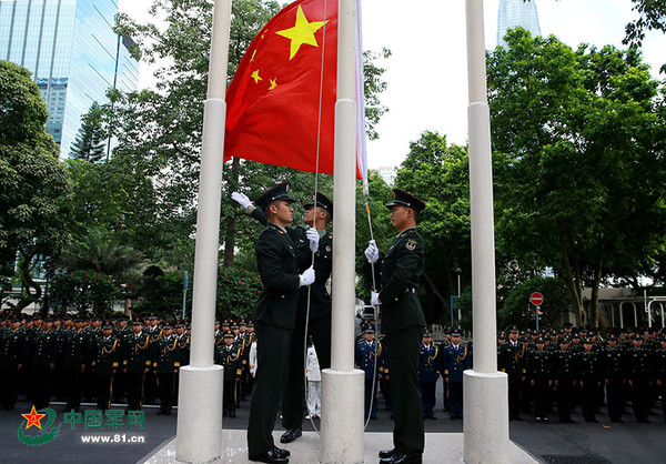 香港祖国復帰19周年　金紫荊広場で国旗掲揚式