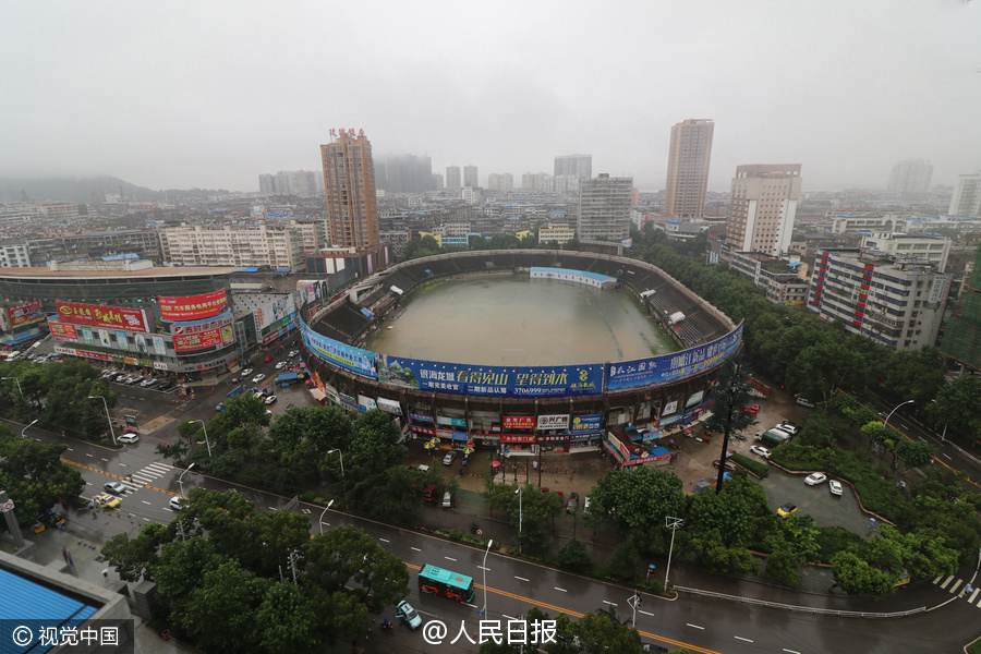 豪雨続く湖北省鄂州市、スタジアムが「バスタブ」状態に