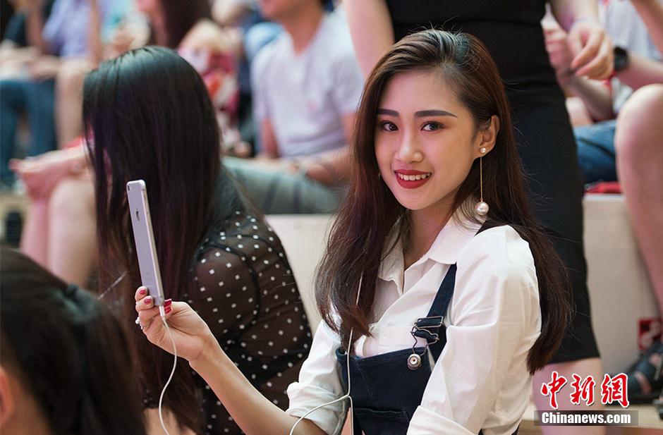 中国初のライブリアリティショー　注目を集める美女たち　北京　