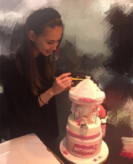 歌手ジェイ・チョウの愛娘が1歳の誕生日　ハンナが手作りケーキ
