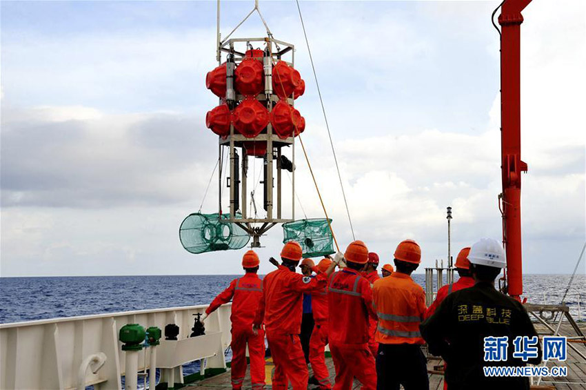 有人深海潜水艇「彩虹魚号」、南中国海で投入