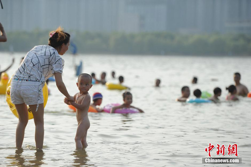 中国南方の多数地域で猛暑　市民は水遊びで暑気払い