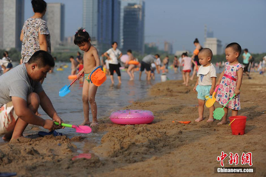 中国南方の多数地域で猛暑　市民は水遊びで暑気払い