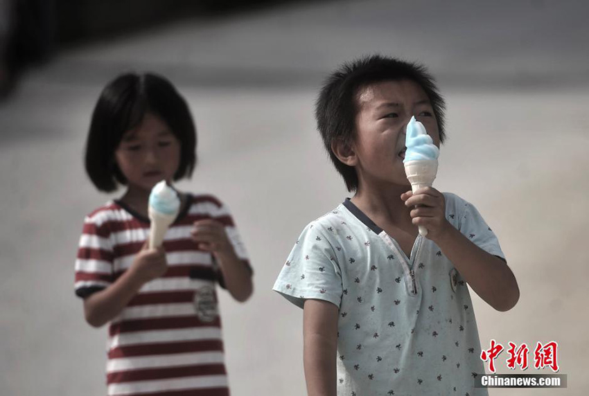 中国南方の多数地域で猛暑　市民は水遊びで暑気払い