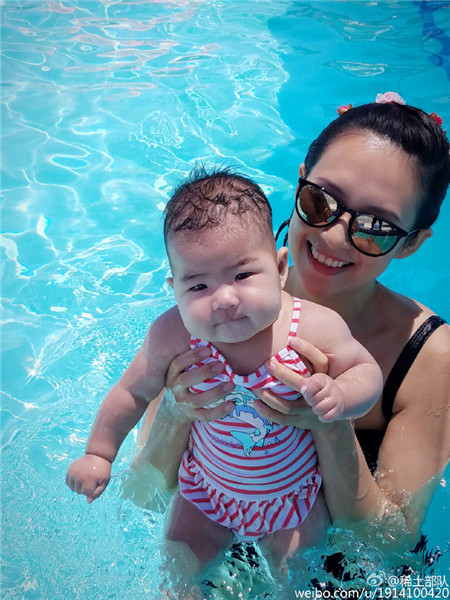 チャン・ツィイーが娘とプールで遊ぶ写真を公開