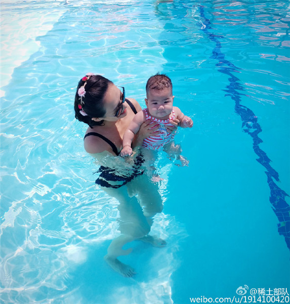 チャン・ツィイーが娘とプールで遊ぶ写真を公開