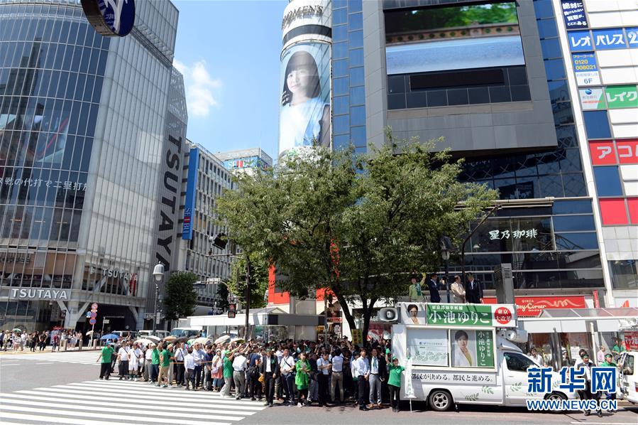 7月29日、渋谷の街頭で。前防衛大臣の小池百合子候補（車上の左から1人目）が演説する様子。