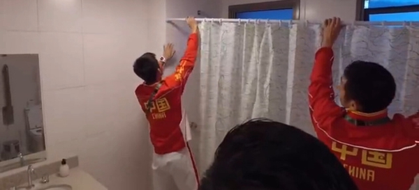 中国男子卓球代表、リオ選手村で「内装修繕チーム」に変身