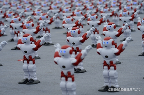 青島ビール祭りに1007台のロボットが集団ダンス、ギネス記録更新