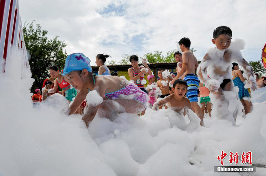 大量の泡に大はしゃぎ　今までにない涼しい夏のひととき　武漢