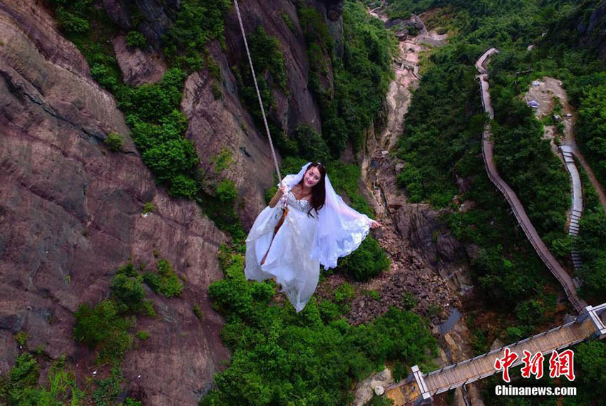 七夕節に90年代生まれの夫婦が空中で結婚式　湖南省