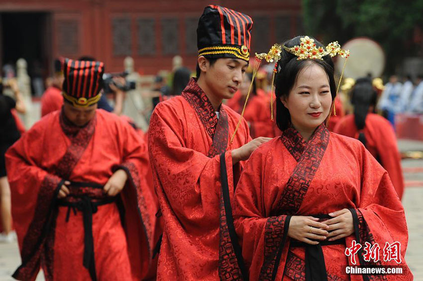 山西省百年文廟で若者たちが中国の伝統的な結婚式を披露