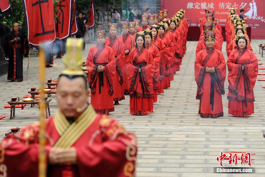 山西省百年文廟で若者たちが中国の伝統的な結婚式を披露