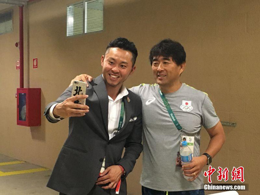 北島康介が日本チームのコーチと自撮り、個性的な携帯カバーに注目