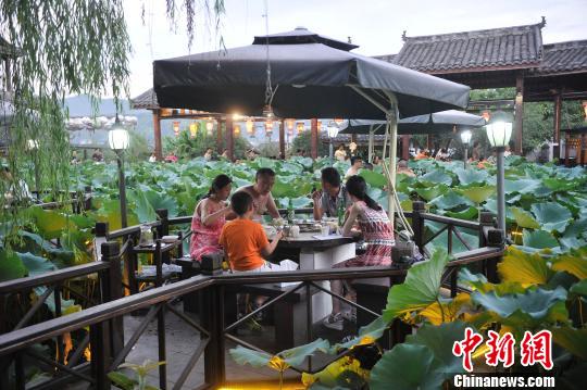 酷暑が続く重慶、ハス池にある火鍋店は大繁盛