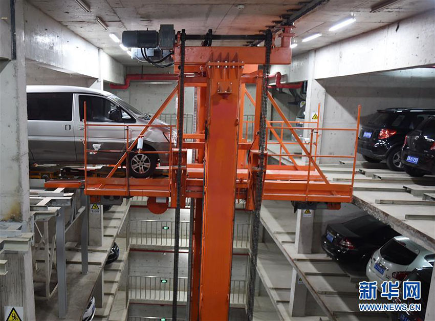 南鑼鼓巷の地下にエレベーター式立体駐車場　北京