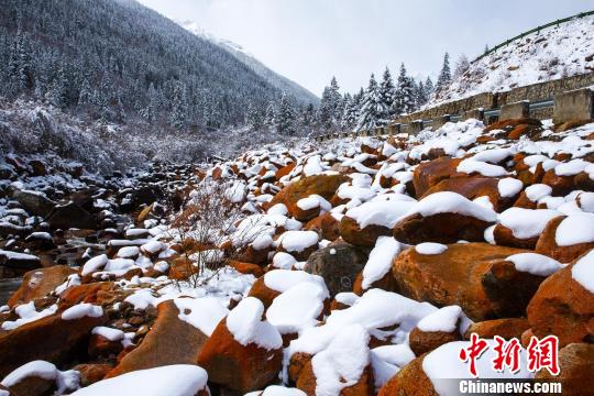 四川省で初雪観測！美しい雪化粧に覆われた山々