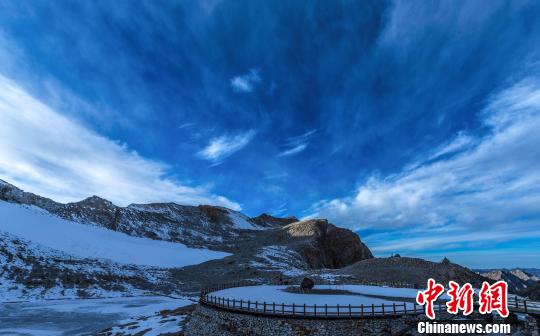 四川省で初雪観測！美しい雪化粧に覆われた山々