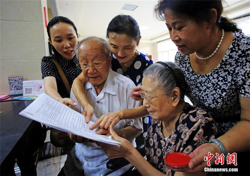 新郎93歳、新婦92歳！？結婚63周年で結婚証明書を再発行　湖北省
