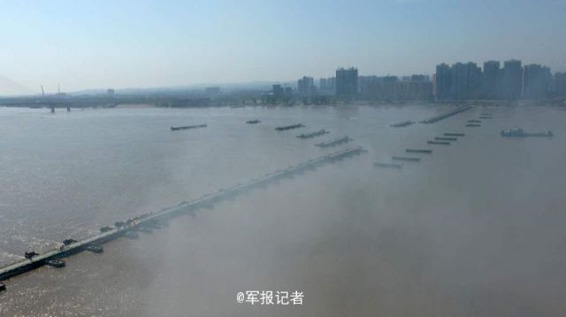 26分40秒！中部戦区陸軍が全長1150メートルの大橋を長江に架ける