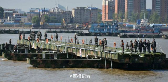 26分40秒！中部戦区陸軍が全長1150メートルの大橋を長江に架ける