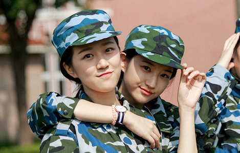 すっぴんでも可愛い！新学期の軍事訓練に参加する美人女子大生たち