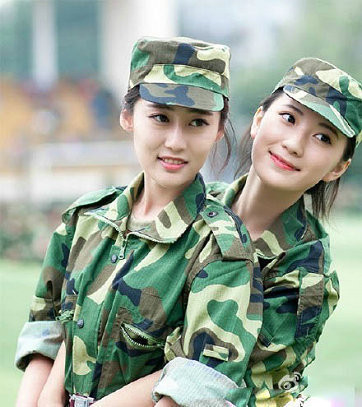 すっぴんでも可愛い！新学期の軍事訓練に参加する美人女子大生たち