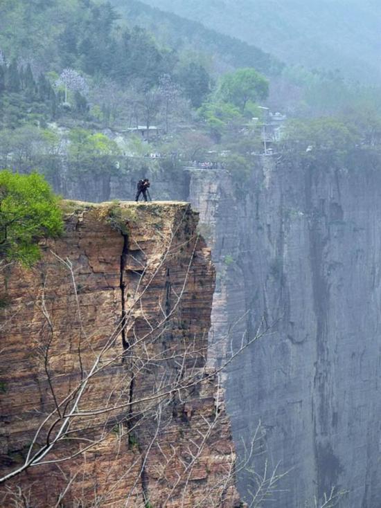 道なき道を行かねばたどり着けない世界一危険な村が中国に！